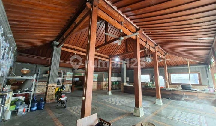Ruang Usaha Model Joglo Bagus Tengah Kota Di