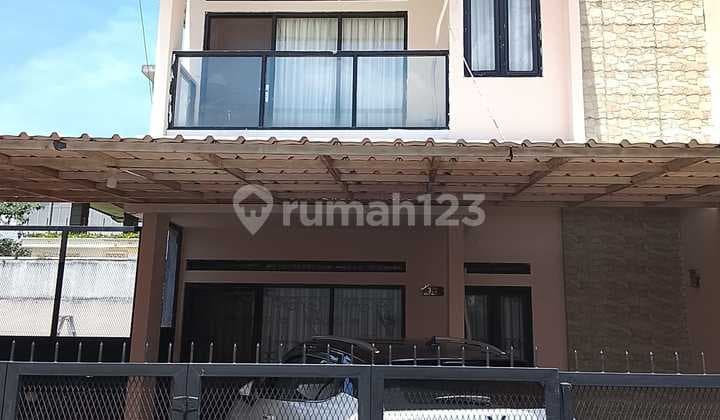 Minimalist Arcamanik 2-Story House