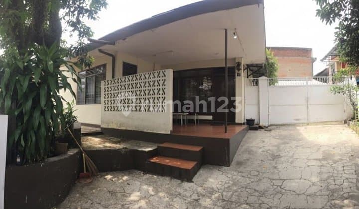 Translate to English: Rumah Sayap Dipatiukur Sekeloa Bandung