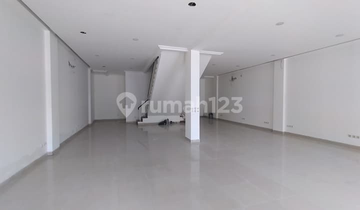 Disewakan Ruko Gandeng Green Lake di Jalan Boulevard Lokasi Ramai