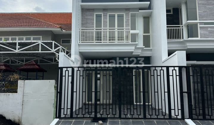 Rumah 2 Lantai Baru Gress Siap Huni Desain Minimalis Modern Dekat Dengan Ubaya Dan Petra Rumah Bagus SHM di Jemursari