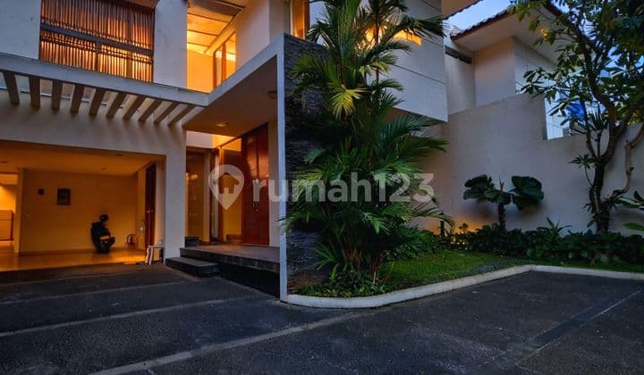 Dijual Rumah Mewah Tropical Kemang Lt 650 M² Swim Pool dan Garden