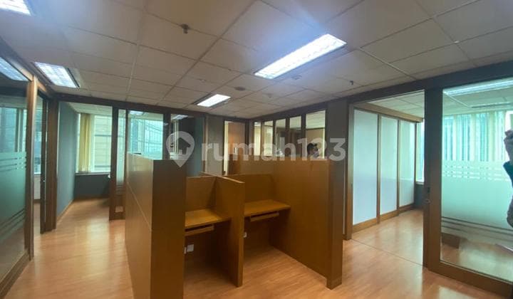 Sewa Kantor Semi Furnish 158 M2 di Menara Rajawali Mega Kuningan