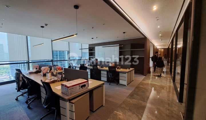 Sewa Kantor Full Furnish Eksklusif 394 m2 di Treasury Tower SCBD