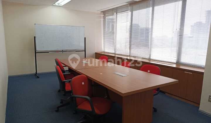 Sewa Kantor Semi Furnish 198 M2 di Menara Cakrawala Thamrin, Hrg Murah