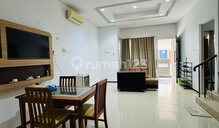 House in Daan Mogot Baru, Jimbaran Cluster, Land Area 120 m² (8x15), Building Area 165 m², 4+1 Bedrooms, 3+1 Bathrooms, SHM Certificate Facing North, Electricity: 4400, Semi-Furnished, 2 Floors, Price 3.2 Billion Negotiable.
