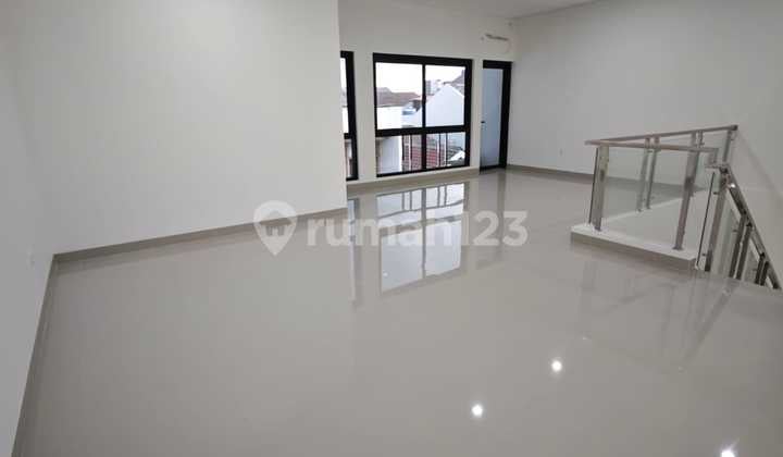 Rumah Puri Indah Blok A, Jakarta Barat. Lokasi Strategis Deket dengan Toll dan Mall Puri Indah. Rumah Baru. 5+1 Kmr Tdr. Hadap Barat. Harga 4,7 Milyar Nego