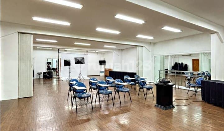 Gedung Kantor Strategis Siap Pakai Best Prime Area di Menteng, Jakarta Pusat Luas Tanah : 1.718 M² Luas Bangunan : 4.285M² Bangunan : 5 Lantai Legalitas : Shgb + IMB + PBB Harga : Rp. 180.000.000.000 Exc Ppn