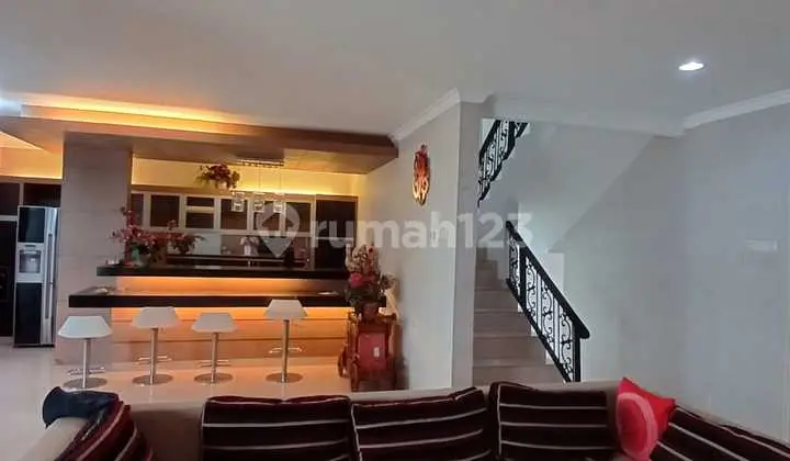 Rumah di Pantai Indah Kapuk, Area Bukit Golf Mediterania. Lokasi Strategis dengan Akses Toll dan Sekolahan, Mall Pik Avenue Rumah Sakit Tzu ******** 180M². Furnished. Harga 310Jt/Th