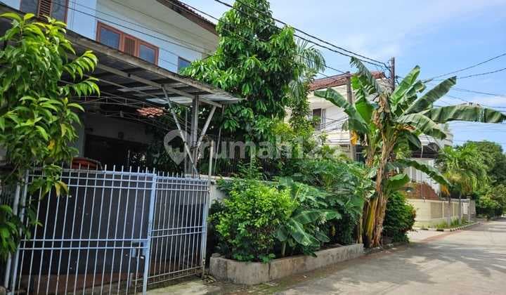 Green Garden House Best Location (Premium Flood-Free) in Huk Block A. Land Area 280 m², Building Area 240 m². Great Location and Neat House. Price 5.6 Billion Negotiable Until Deal.