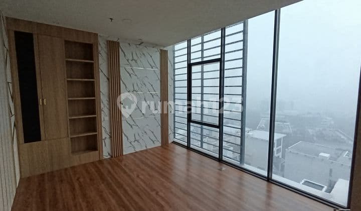 Verde East Tower Apartment Strategic Location in Karet, South Jakarta 3+1 Bedrooms 3+1 Bathrooms Menteng & Sudirman View Free Parking 1 Lot Price 5.5 Billion Negotiable