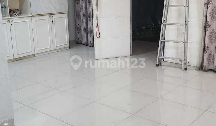 Rumah di Green Lake City Cluster Amerika Latin Luas Tanah 180 M² ( 10X18 M2 )Luas Bangunan 235 M²Kmr Tdr 4+1 Kmr Mnd 3+1 Surat SHM Hadap Selatan Sudah Renov Ac 5 Unit Semi Furnish ( Kitchen Set ) Tersewa Sampai Juni 2026 Harga : 5.3M Nego