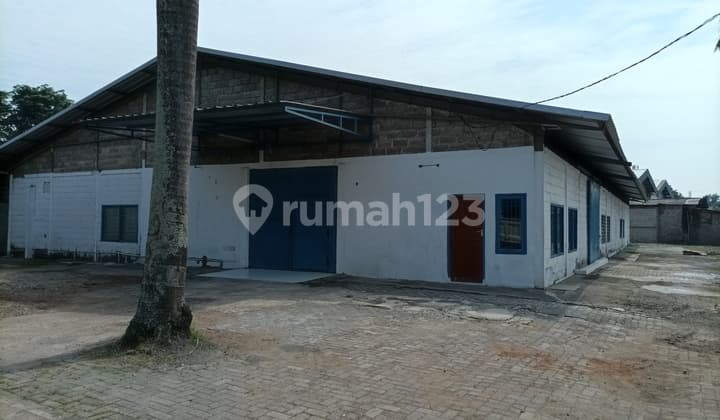 Gudang siap pakai zona industri