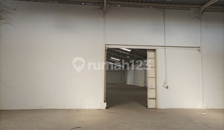 Ready-to-use warehouse for rent in industrial zone.