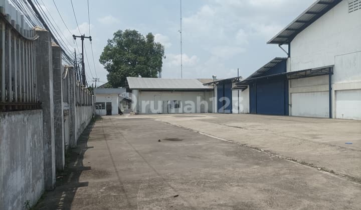 Gudang pinggir jalan utama siap pakai