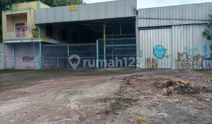 Commercial zone land with ex-material building.