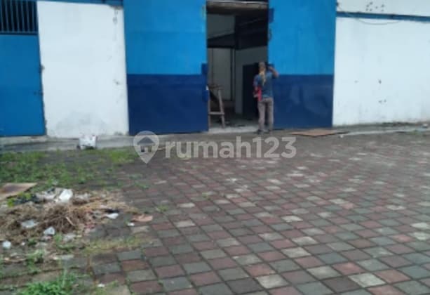 Gudang kecil di pinggir jalan nasional