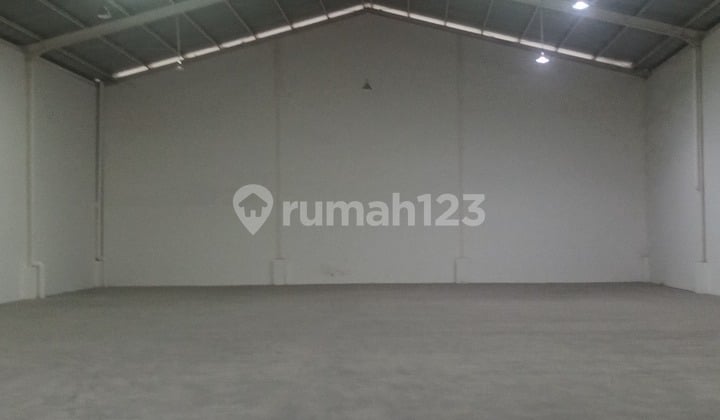 Gudang Dalam Kawasan Industri Besar Siap Pakai