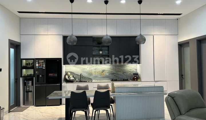 Dijual Rumah dengan Kolam Renang di Turangga Sayap Buahbatu