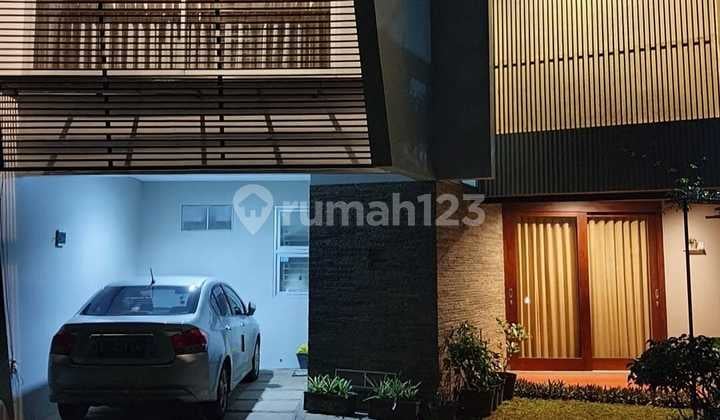 FOR RENT/SALE HOUSE ON Jl. Cigadung Raya Barat, Cigadung, Cibeunying Kaler District, Bandung City, suitable for a residence or office. The location is cool and quite strategic.