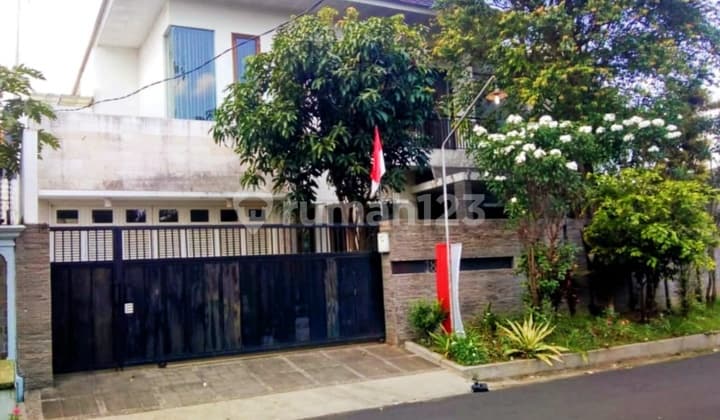 RUMAH BESAR MURAH STRATEGIS DEKAT SEKOLAH TAMAN SISWA AREA