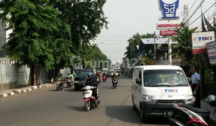 Dijual Lahan Komersil Pinggir Jl Utama Bonus 5 Petak Kios & 13 Kamar Kost 200Mtr Dr St Jtn