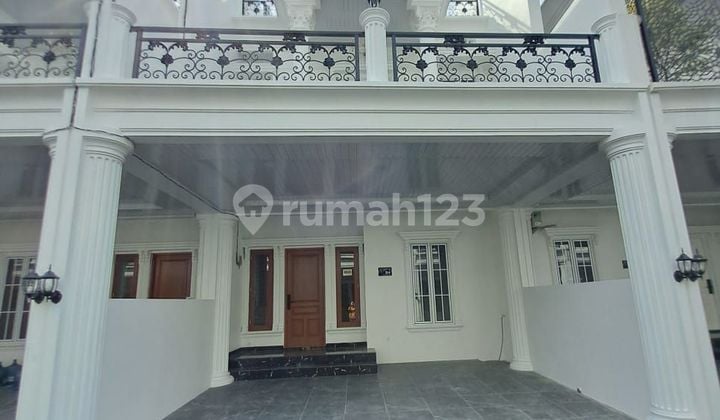 Rumah dengan Design American Classic di Jagkarsa