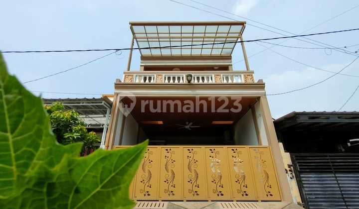 Rumah 3 Lantai di Perumahan Vida Bekasi Bumipala, Mustikajaya