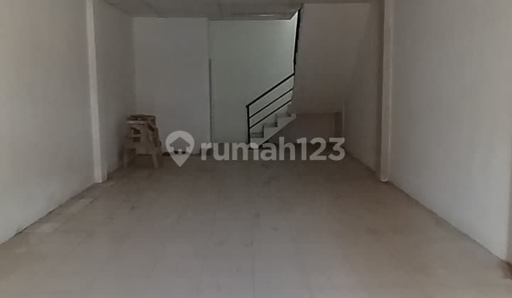 Disewakan Ruko 3 Lantai , Lokasi Sgt Strategis Kodya Bandung , 5 Menit Ke Istana Plaza , 3 Menit Dr Husein Bandara .cocok Buat Kantor Finance , Apotik , Klinik , Dll Posisi Pinggir Jln Rayacarport 2 Mobillb 175 M2lm Lat 1 : 4.2 Mtrlistrik 4400 Watt Tokena