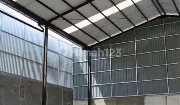 For Rent: Warehouse with 1200 m2 of floor area in Karang Tineung area, accessible by double Colt Diesel trucks, 50 meters from Karang Tineung Road. Can be used for paddle court, warehouse, central kitchen, etc. Roof height 9 meters, 12 rooms available. Price: 300 million/year. Contact: 08221857xxxx Teguh Budiman/Xmac.