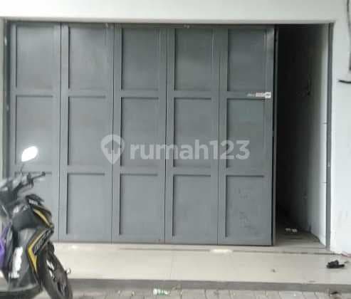 Disewakan/dijual Ruko Kopo Raya3 Lantai Lb : 151 M2 ( 3.6 X 14 X 3 Lt ) Lt : Listrik :air Jetpump , Km.3 Shm Hadap Selatanop : * Sewa 95 Jt/thn Negoo* Jual : 2.45 M Negooinfo : 0822xxxxxxxxteguh Budiman/xmac