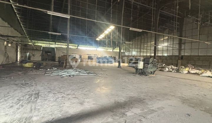 :Fire: Disewakan Gudang Strategis - Mainroad Bandung Timur Akses Mudah, Siap Menunjang Operasional Bisnis Skala Besar Hingga Distribusi Gudang dengan Pilihan Luas Fleksibel - bisa Disesuaikan dengan Kebutuhan Usaha Anda. Pilihan Luas Bangunan:▫️ 520 M² (2