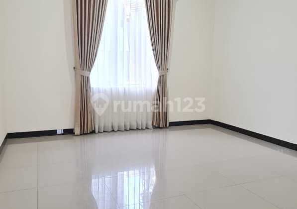 *Jual ... !!!**Rmh Milenial 2 Lantai* *Tki.5 Springville**Hadap Timur*Kt : 3 Km : 2Lt / Lb : 102 / 113Dimensi 6 X 17 M2lantai Sdh Granit 60 X 60Taman Depan & Belakangpencahayaan & Sirkulasi Sgt Bagus*Sertifikat Hak Milik*Bonus Canopy Carport Bonus Gordyn