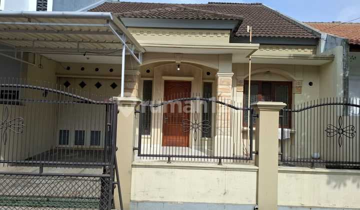 For Renthousethree floors 153 building area 150 land area 9 meters frontage3 bedrooms 2 bathrooms (master bedroom has ensuite)upper attic 1 bedroom + 1 bathroom1 carport + 1 garage2200 electricitywater availableeast facingprice 47 million/year