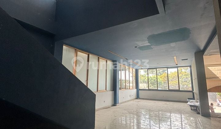 Disewakan Ruang Usaha Strategis – Pusat Kota Bandung • luas Tanah: 500 M² • luas Bangunan: 600 M² • bangunan 2 Lantai – Lantai 2 Blong (luas & Fleksibel) • kamar Mandi: 3 • dapur Luas • listrik: 23.000 Va (3 Phase) • parkiran Luas & Ada Loading Docklokasi