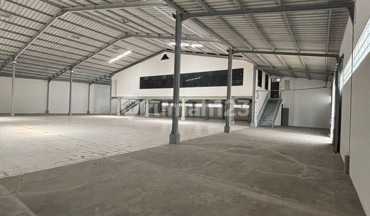 :Fire: Disewakan Gudang Strategis & Siap Pakai - Kopo Bandung :Fire:gudang Bersih, Luas, dan Sangat Strategis untuk Menunjang Bisnis Anda! Cocok untuk Logistik, Distribusi, Maupun Industri.✨ Spesifikasi:- Luas Tanah : 3.080 M²- Luas Bangunan : 2.050 M²- L