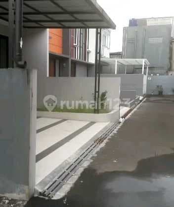 Jual Rumah Baru Lux 2 Lt di Jl. Kembar Tengah Iii, Pusat Kota*"Mansard Resident"*Jl. Kembar Tengahtype B Sisa 1 Unit:yg Warna Oranye:lt 103Lb 130 M23kt2kmharga: 1,85 M(Hadap Selatan)
