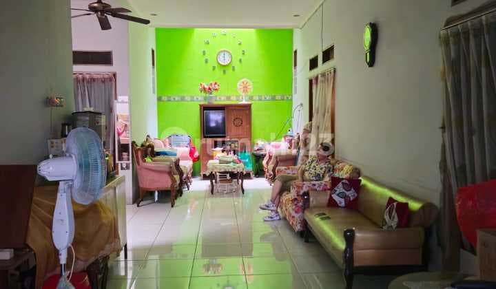 Rumah Pinggir Jalan Raya Di Lingkungan Komersial, Tanjung Duren, Jakarta Barat