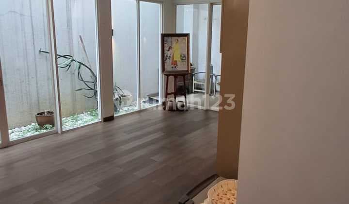 Rumah 2 Lantai Siap Huni dengan 4 Kamar Tidur dan 4 Kamar Mandi SHM