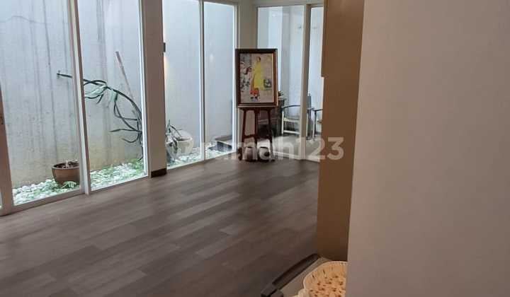 Rumah 2 Lantai Siap Huni dengan 4 Kamar Tidur dan 4 Kamar Mandi SHM