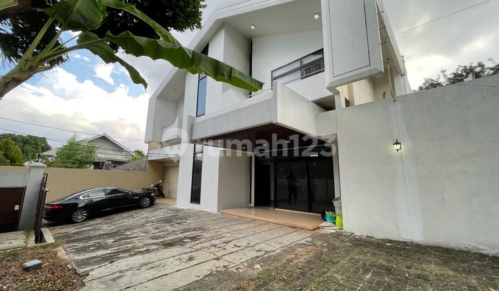 Rumah di Kemang Luas 2 Lantai Ada Kolam Renang