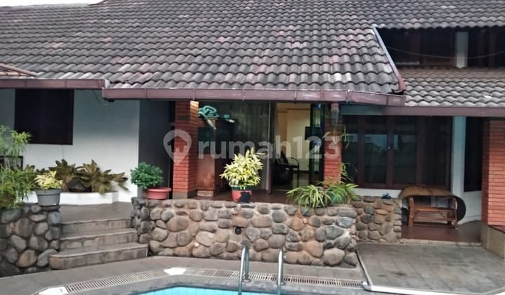Rumah di Pos Pengumben Ada Swimming Pool Luas 677m