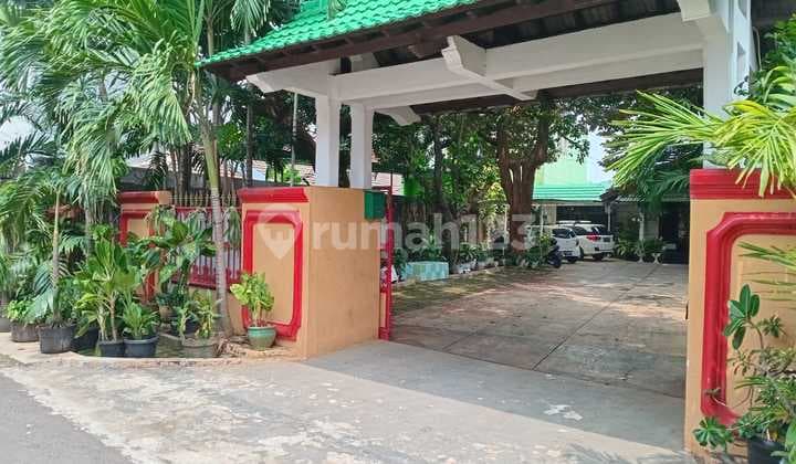 House for Sale in East Pejaten, Area 850m