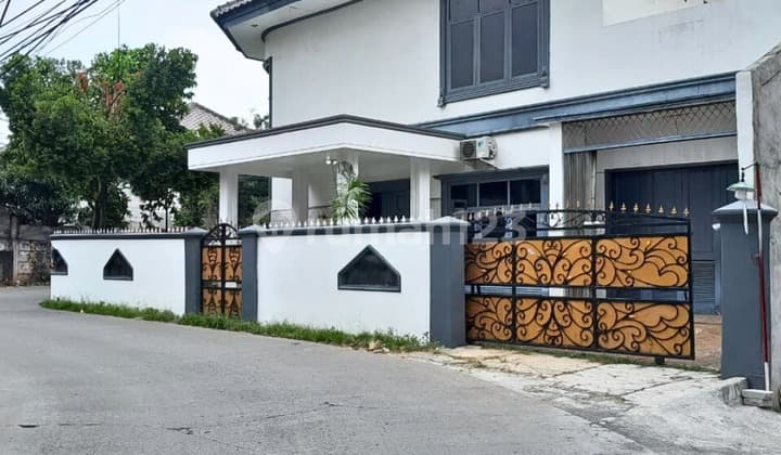 Rumah Hook 2 Lantai Strategis Siap Huni Dekat Stasiun LRT