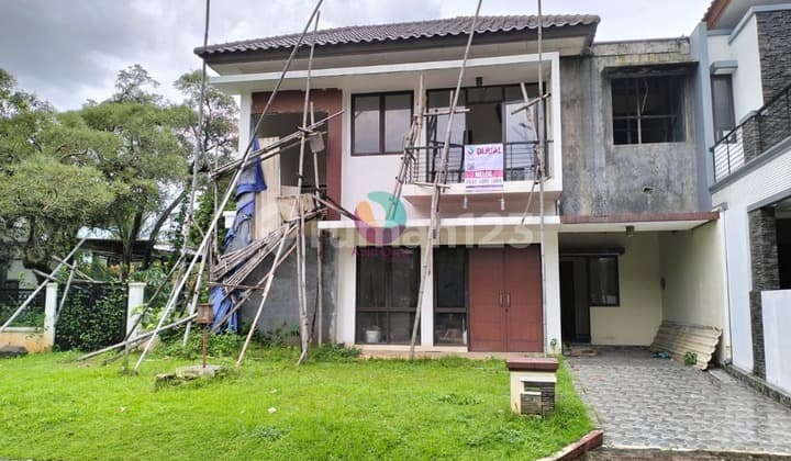 2-Story Hook House with Front Garden in Legenda Wisata