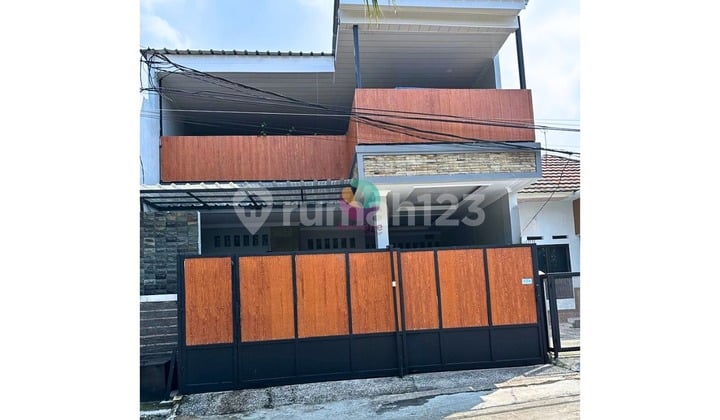 Rumah 2 Lantai Strategis Dekat Pintu Tol di Limus Pratama