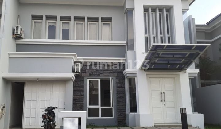 Rumah Mewah dengan Beckyard Luas Dekat Pintu Tol di Cibubur