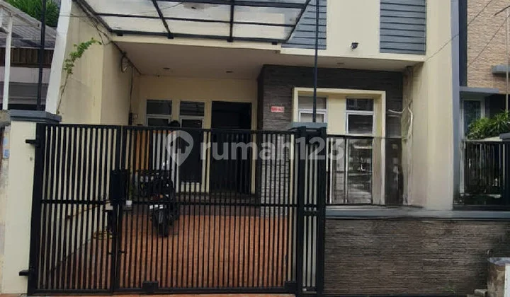 Rumah 3 Lantai Cocok untuk Kost di Taman Ratu S9431