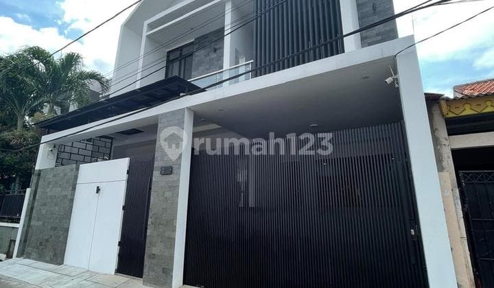 Dijual Cepat Rumah Baru dan Bagus 2½Lt Siap Huni bisa Take Over Bank Lokasi Strategis di Johar Baru