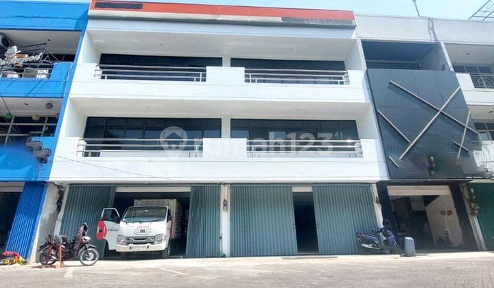 Dijual Ruko Besar 3 Lantai!! Area Kebayoran Baru